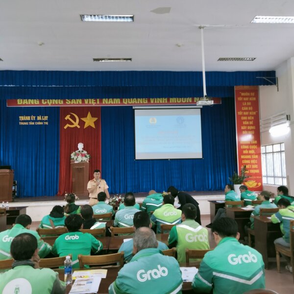 Tuyên truyền, phổ biến pháp luật về giao thông đường bộ cho đoàn viên Nghiệp đoàn cơ sở Tài xế xe công nghệ Đà Lạt. Ảnh: Đức Lâm