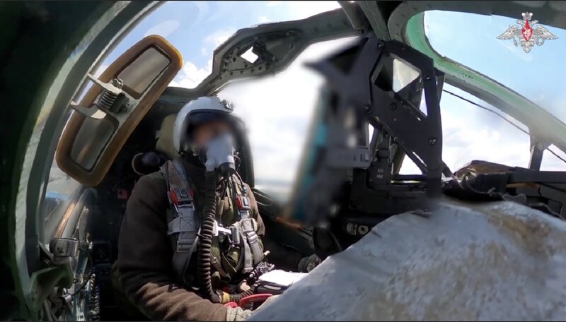 SU-25 piloto de combate ruso. Foto: Corte del video del Ministerio de Defensa ruso.