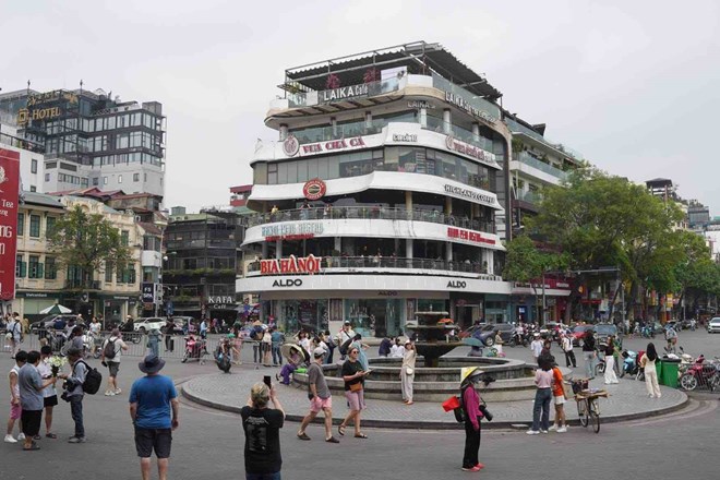 Ngay 25.5, quan Hoan Kiem bat dau do toa nha Ham ca map. Anh: Khanh An