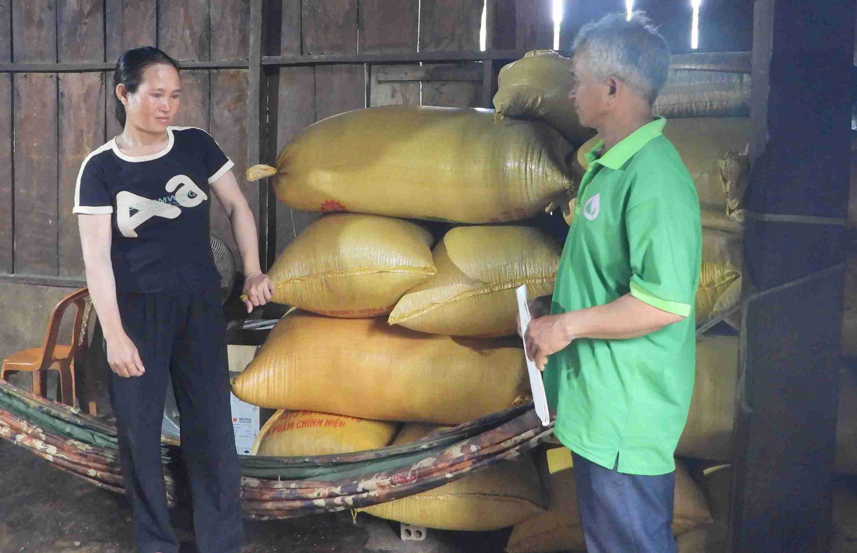 Nhung dong gop tham lang cua nguoi uy tin o huyen M'Drak la rat dang tran quy. Anh: Bao Lam