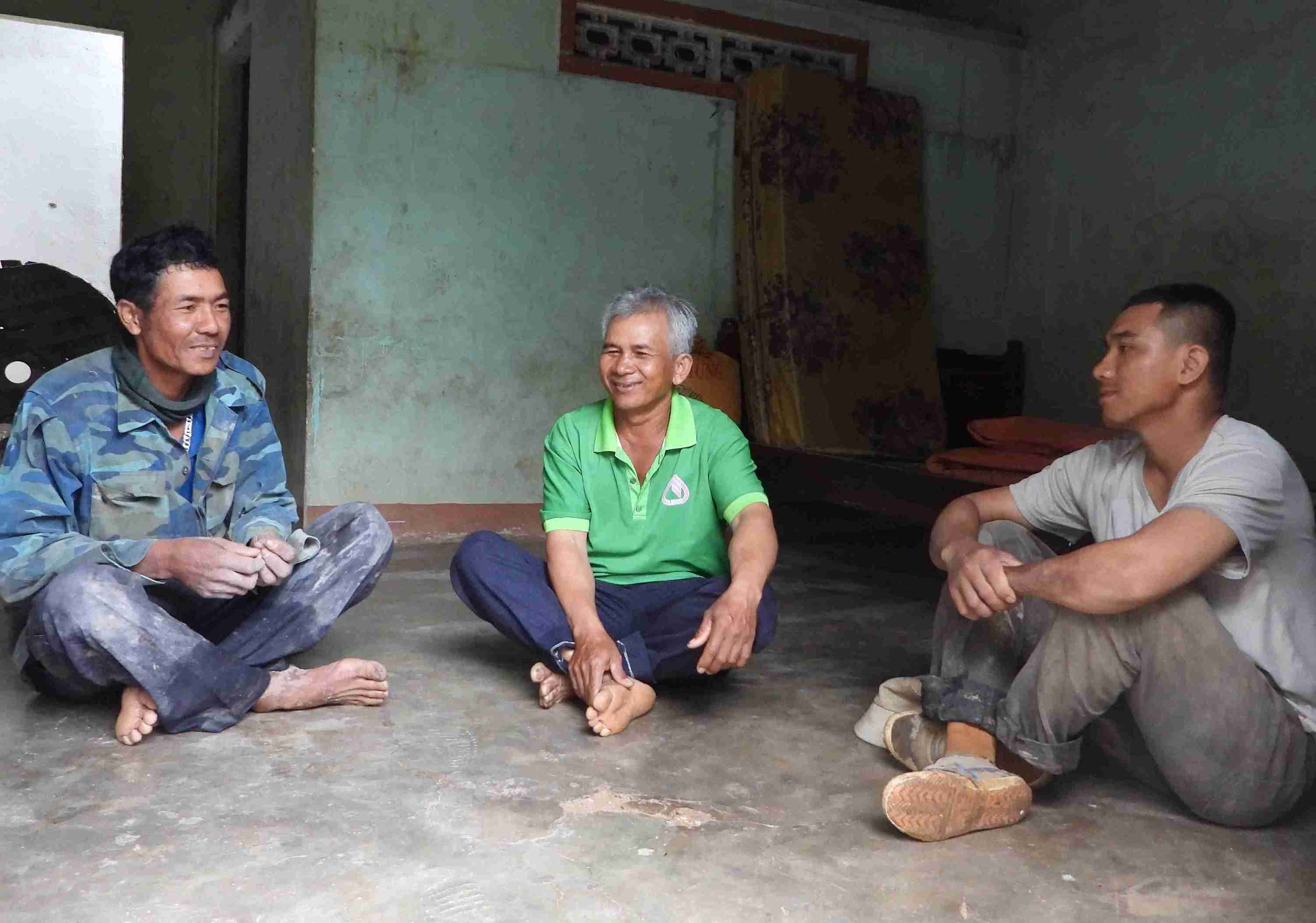 Young people in M'Drak district (Dak Lak province) are disseminated and propagated by prestigious people in the area, away from social evils. Photo: Phan Tuan