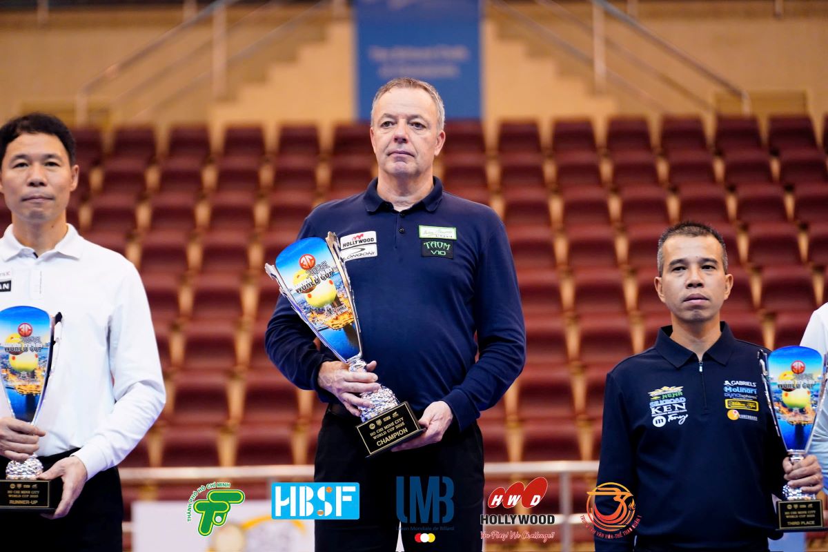 Las manos de Tran Quyet Chien (derecha) se elevan al Segundo Mundo despues del billar de la Copa Mundial Carom 3 Ice en la ciudad de Ho Chi Minh. Foto: Le Phong