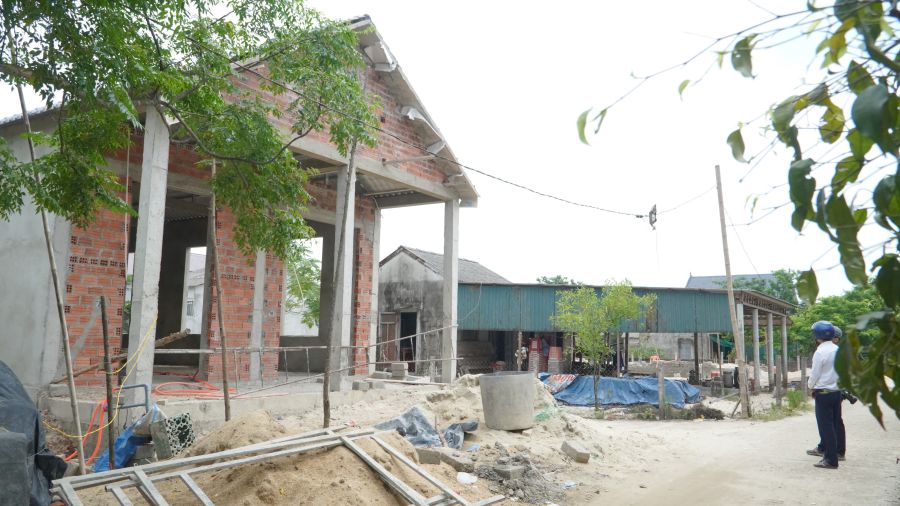 Una casa esta construida en una parte dificil y no licenciada porque se encuentra en el area de planificacion de proyectos. Foto: Han Nguyen