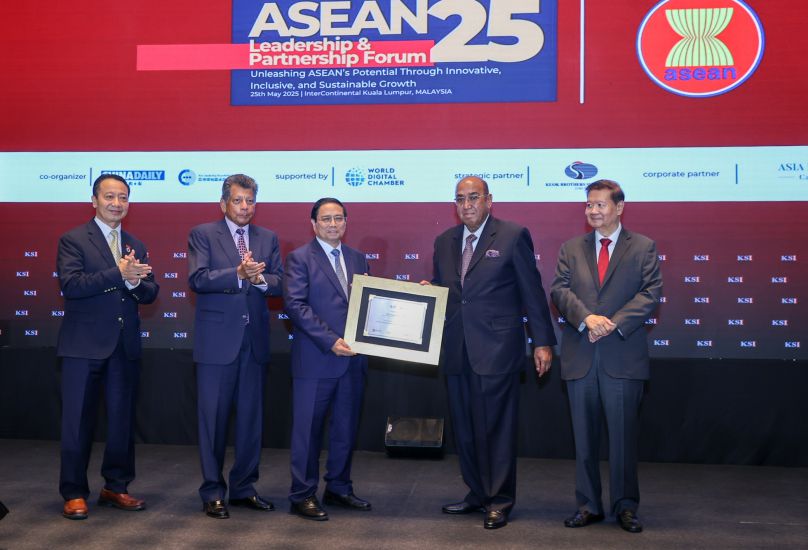 The President of the Asia-Pacific Strategy Research Institute presented the 2025 Outstanding ASEAN Leadership Award to Politburo member and Prime Minister Pham Minh Chinh. Photo: VGP
