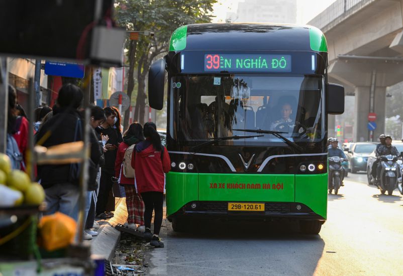 Hanoi plans to increase the total number of stops to about 6,500 points to attract bus passengers. Photo: Dang Tien