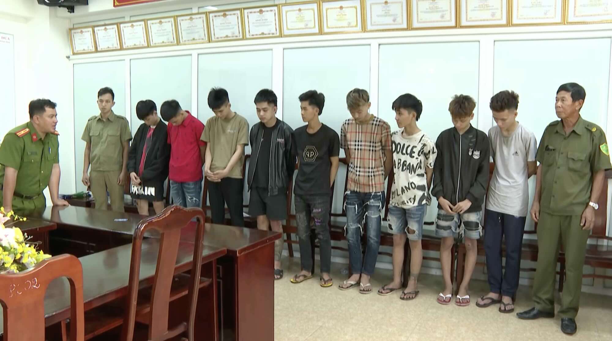 11 adolescentes que transportaban armas que causaban la calle Riot Hue fueron detenidos. Foto: C. Quang