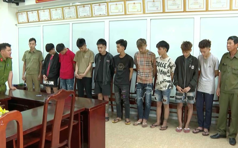 11 teenagers carrying weapons causing chaos on Hue Street were detained. Photo: C. Quang