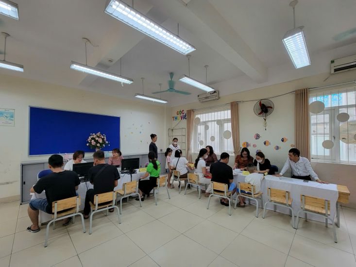 Los padres se registran para admisiones de 1er grado en 2024 en Hanoi.
Foto: Van Trang