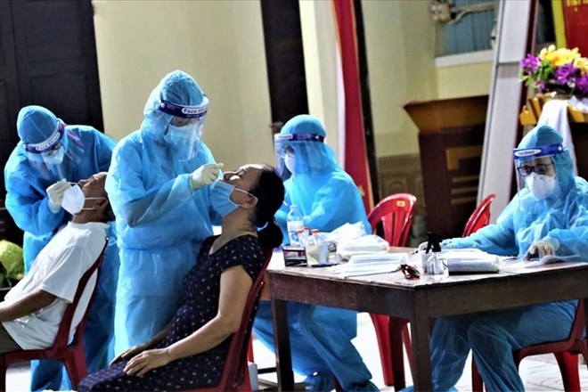 Nghe An health workers take samples for COVID-19 screening in Vinh City. Photo: Tran Duy