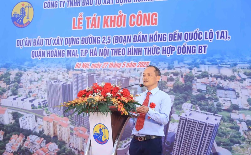 Mr. Hoang Manh Hien - Deputy Director of Hoang Mai - Hanoi Construction Investment Company Limited spoke at the restart ceremony. Photo: Huu Chanh