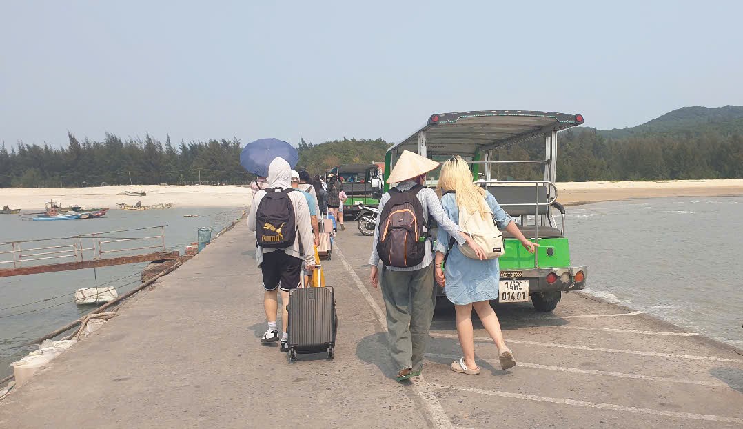 El tranvia electrico da la bienvenida a los invitados en el puerto de Quan Lan. Foto: Nguyen Hung