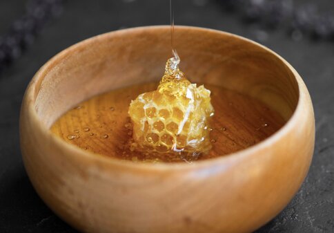Honey, a natural sweetener with many health benefits. Photo: Thuy Duong