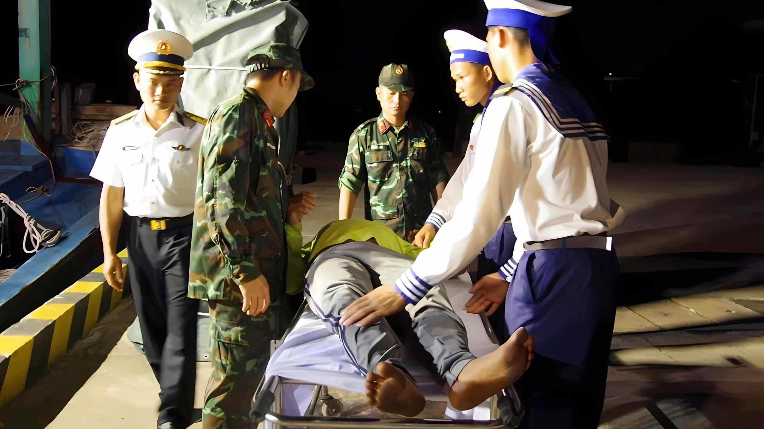 Military doctors on Truong Sa island treat fishermen with serious health problems. Photo: Huu Long