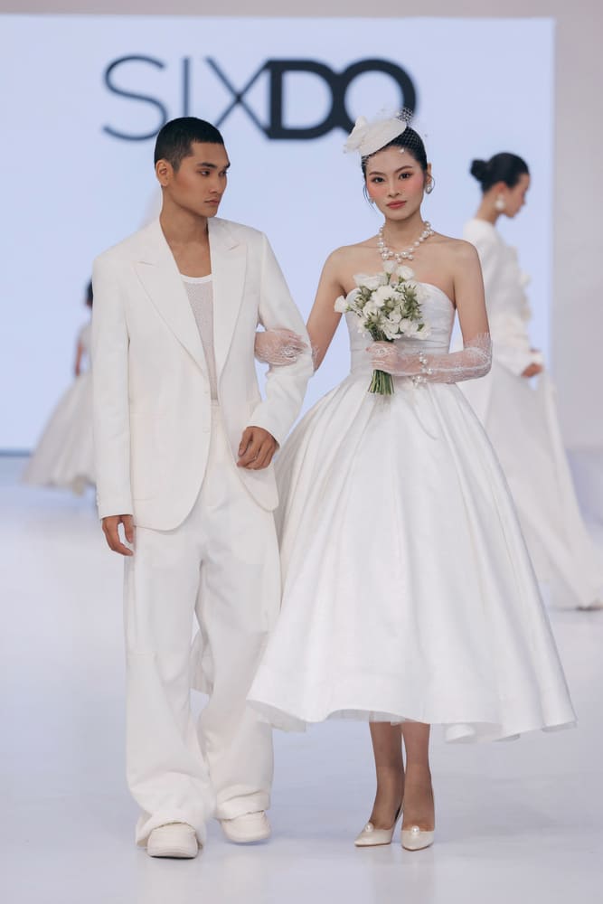 Mot diem nhan kha thu vi trong bo suu tap nay la su ket hop giu crop top hoa 3D cung chan vay mang den hinh anh co dau day phong khoang. Anh: KIeng Can
