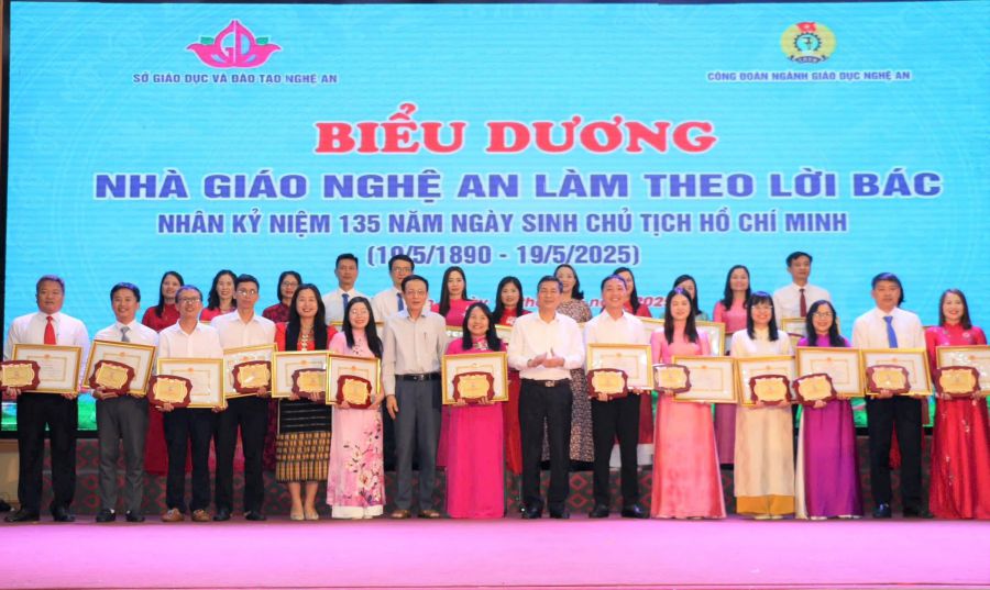 Nghe Un sector educativo honra a 135 maestros tipicos con motivo del 135 aniversario del nacimiento del presidente Ho Chi Minh. Foto: Quang dai