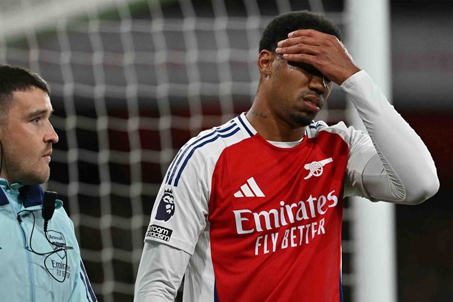 Chan thuong cua Gabriel Magalhaes anh huong khong nho den cuoc dua vo dich Premier League cua Arsenal mua giai nam nay. Anh: AFP
