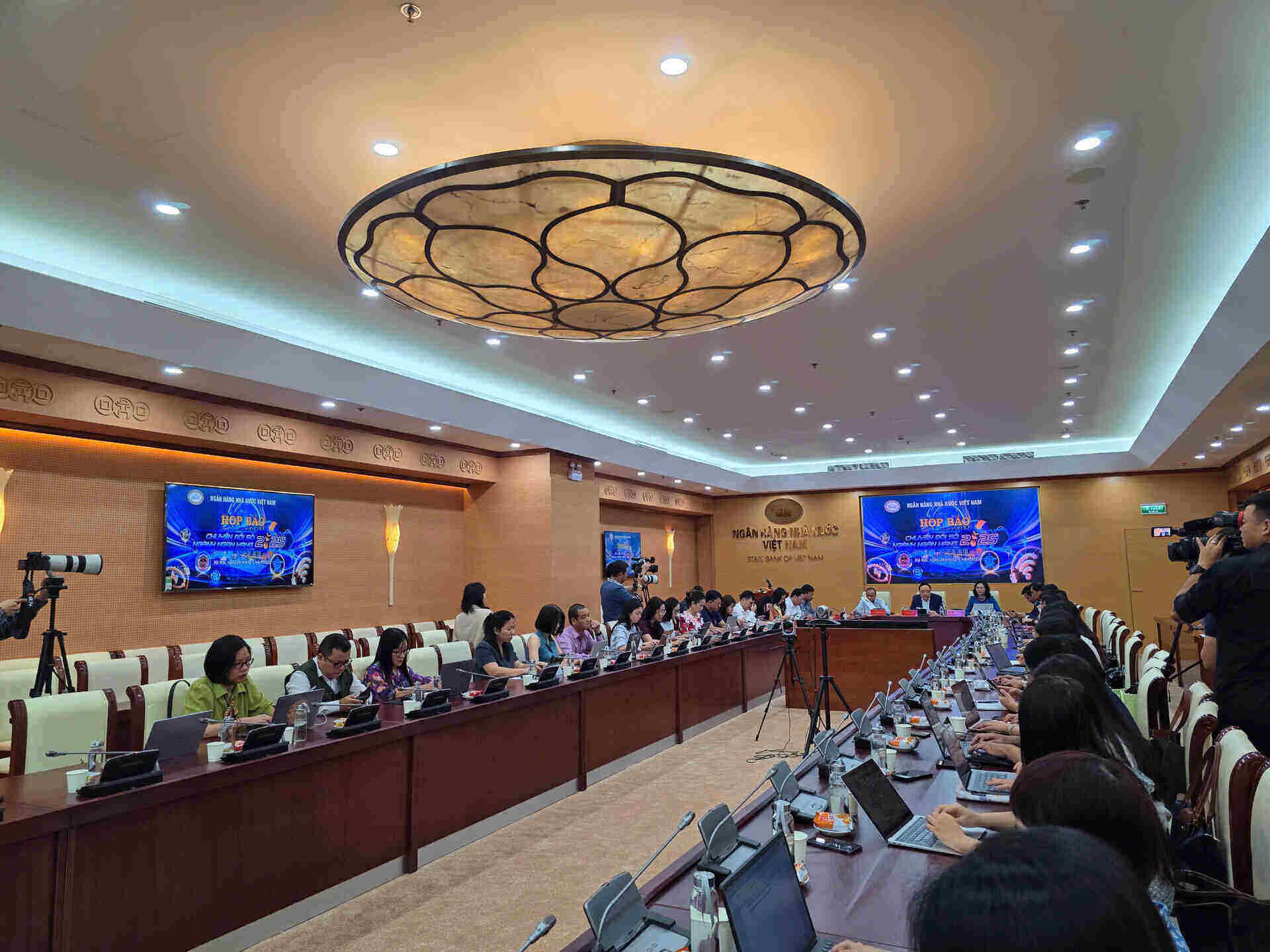 After July 1, if customers have not updated, banks must temporarily suspend money transfer transactions and withdrawals on electronic banking services of institutional customers. Photo: Thuan Hien.