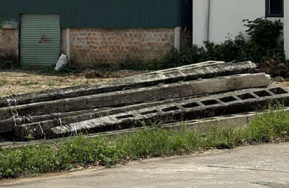 The power pole was gathered on a plot of land near the Vinh Linh Power Company headquarters. Photo: Han Nguyen