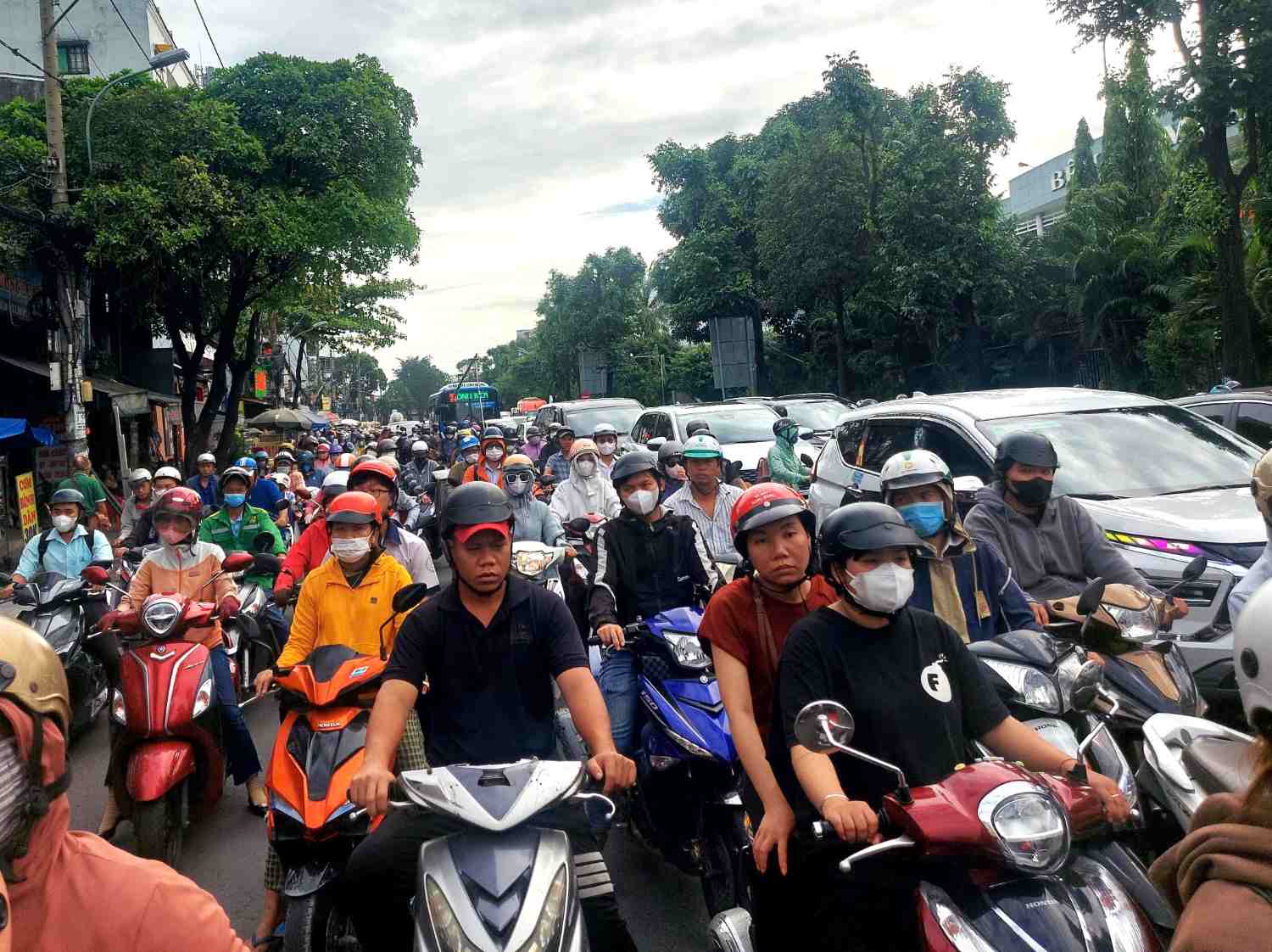 Viec dong duong chui Tam Vu khien phuong tien don ve duong Dinh Bo Linh gay un tac.  Anh: Minh Quan