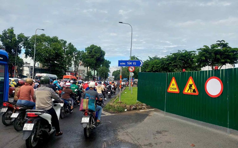 Ho Chi Minh City closes Tam Vu underpass at the foot of Binh Trieu 1 and 2 bridges. Photo: Minh Quan
