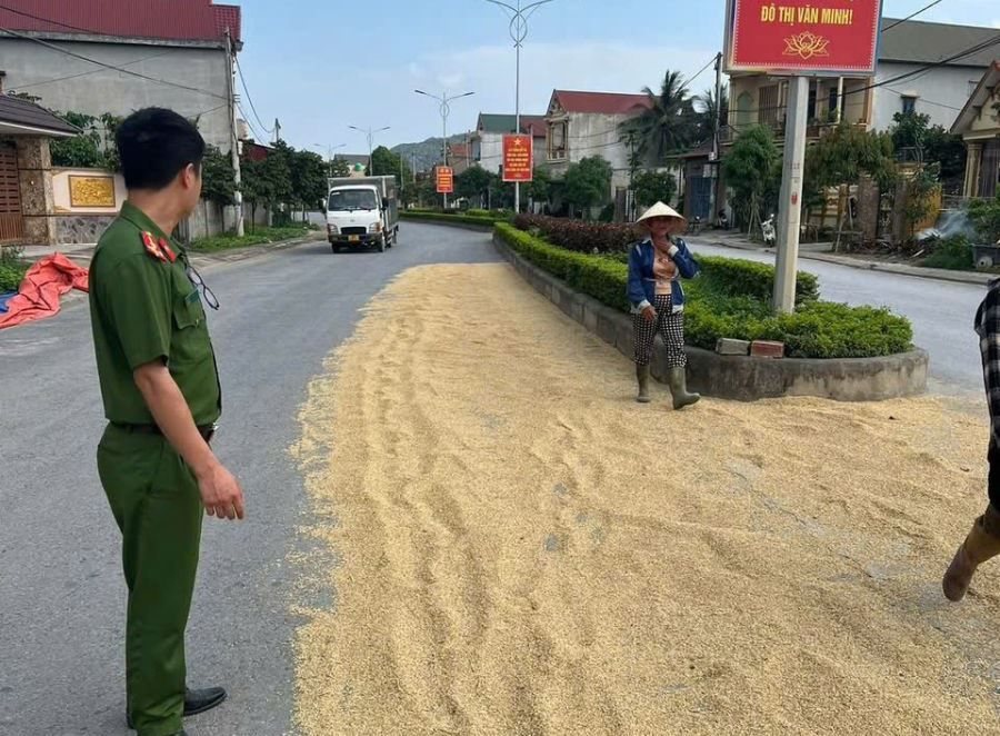 Luc luong Cong an Thanh Hoa tuyen truyen, nhac nho nguoi dan khong lan chiem long, le duong de phoi lua. Anh: Cong an Thanh Hoa