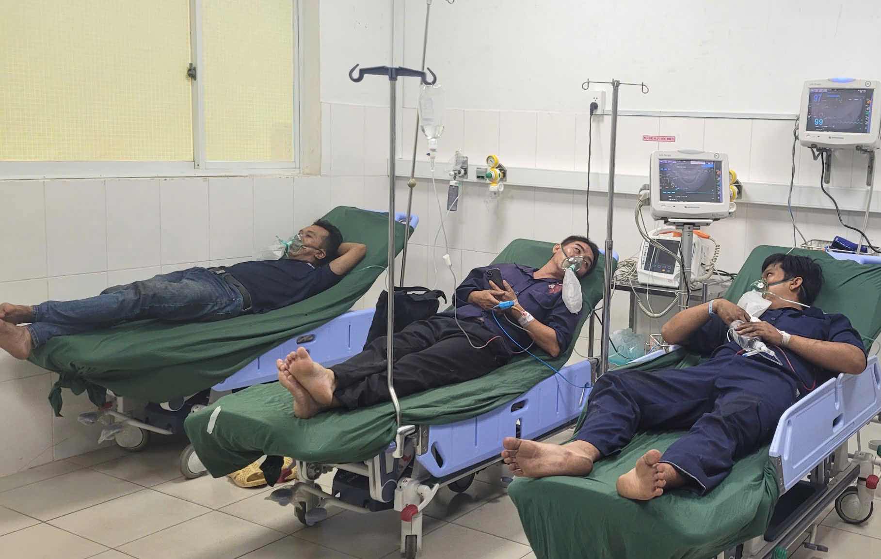 Công nhân nghi ngộ độc khí CO được cấp cứu tại Bệnh viện Đa khoa Thống Nhất Đồng Nai. Ảnh: HAC