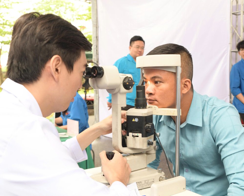 Thanh nien cong nhan duoc tham kham benh, phat thuoc va tu van suc khoe. Anh: Lam Hai