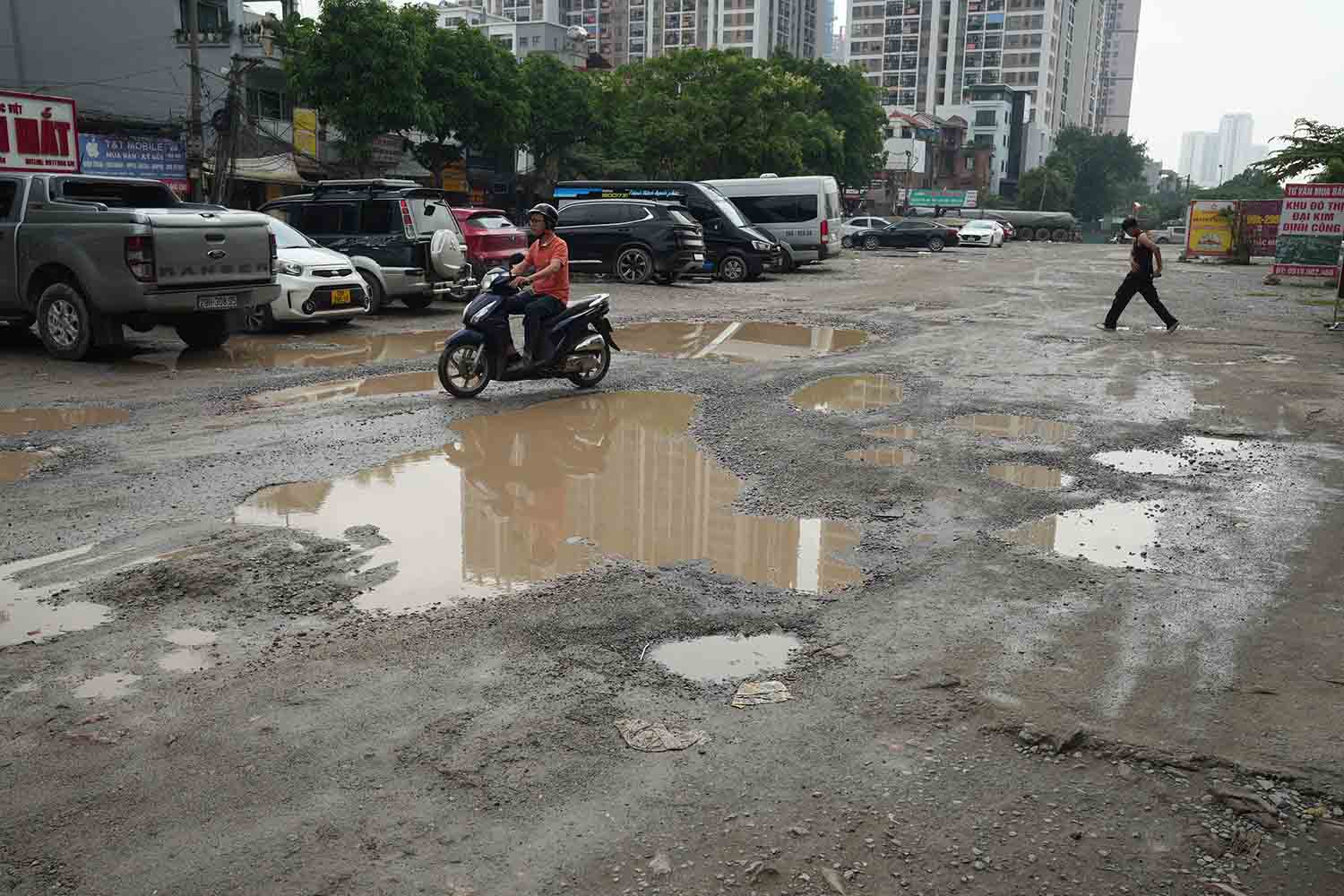 Dự án đường Vành đai 2,5 đoạn Đầm Hồng - Quốc lộ 1A (quận Hoàng Mai, Hà Nội) dang dở nhiều năm qua. Ảnh: Hữu Chánh 
