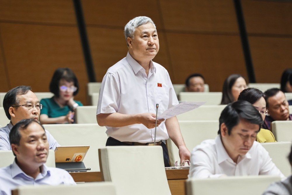 Delegate Tran Van Lam talked about the current situation of when there is money to increase revenue, it is wasted on small projects, when there is a need for big work, it is difficult. Photo: Pham Dong