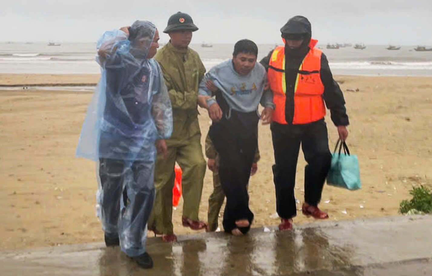 Vice captain Do Sy Thuong was rescued in the ship sinking in Ha Tinh. Photo: Border Guard