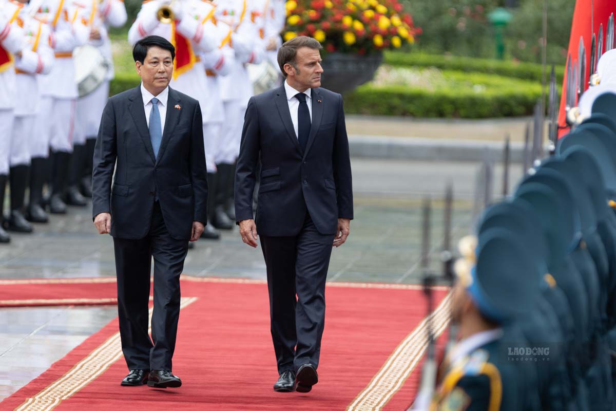 Politburo member and President Luong Cuong and President of the French Republic Emmanuel Macron at the state-level welcoming ceremony on the morning of May 26. Photo: Hai Nguyen