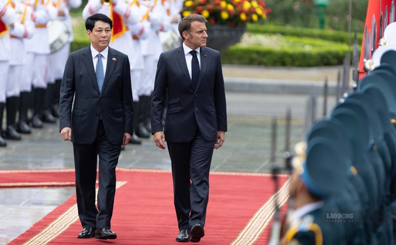 Politburo member and President Luong Cuong and President of the French Republic Emmanuel Macron at the state-level welcoming ceremony on the morning of May 26. Photo: Hai Nguyen