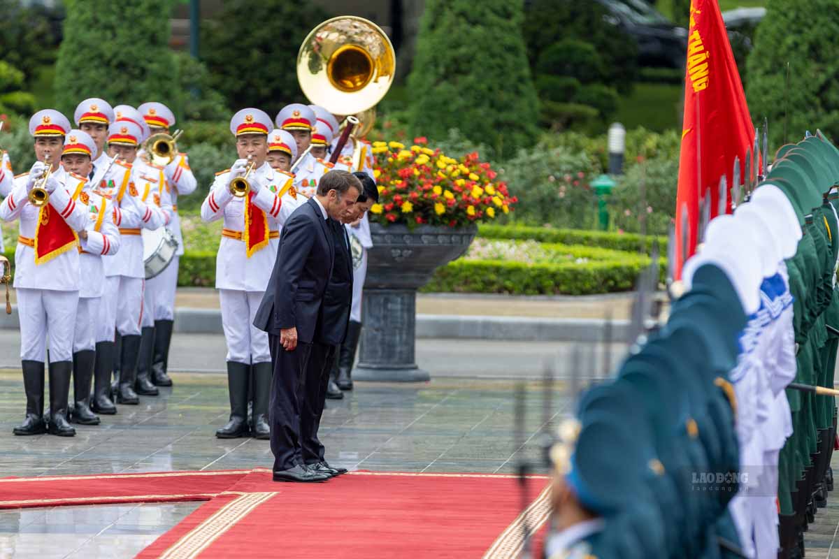 Chu tich nuoc va Tong thong Phap chao Quoc ky hai nuoc truoc khi duyet Doi Danh du Quan doi nhan dan Viet Nam. Anh: Hai Nguyen