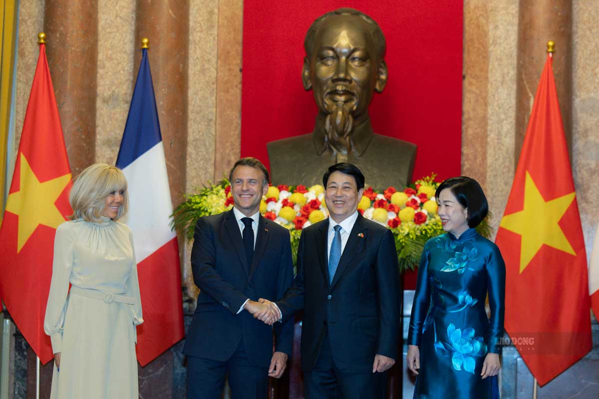 Chu tich nuoc Luong Cuong va Phu nhan cung Tong thong Phap Emmanuel Macron va Phu nhan chup anh chung. Anh: Hai Nguyen