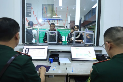 Hanh khach lam thu tuc nhap canh. Anh: VNR