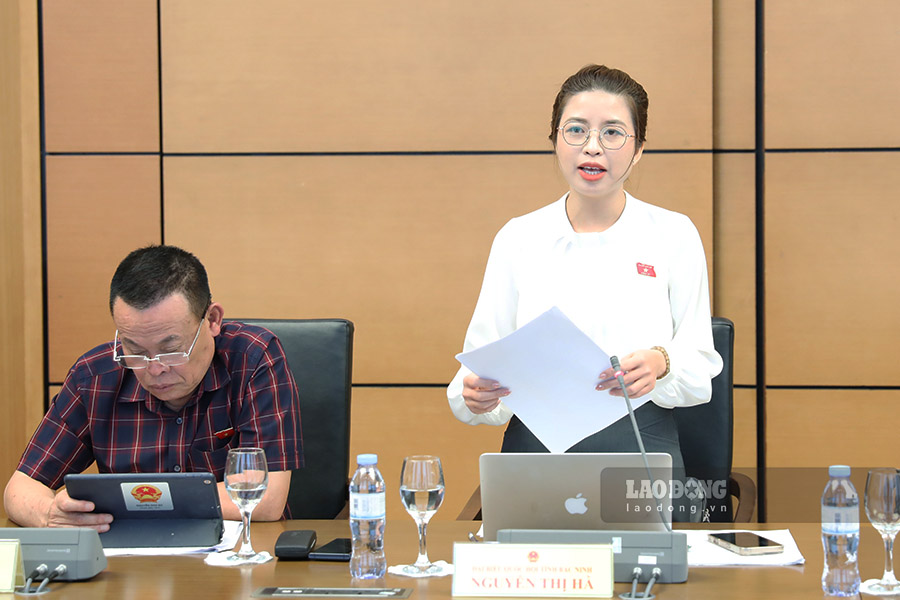 Đại biểu Nguyễn Thị Hà đóng góp nhiều ý kiến về việc quản lý hoạt động dạy thêm, học thêm. Ảnh: Tô Thế