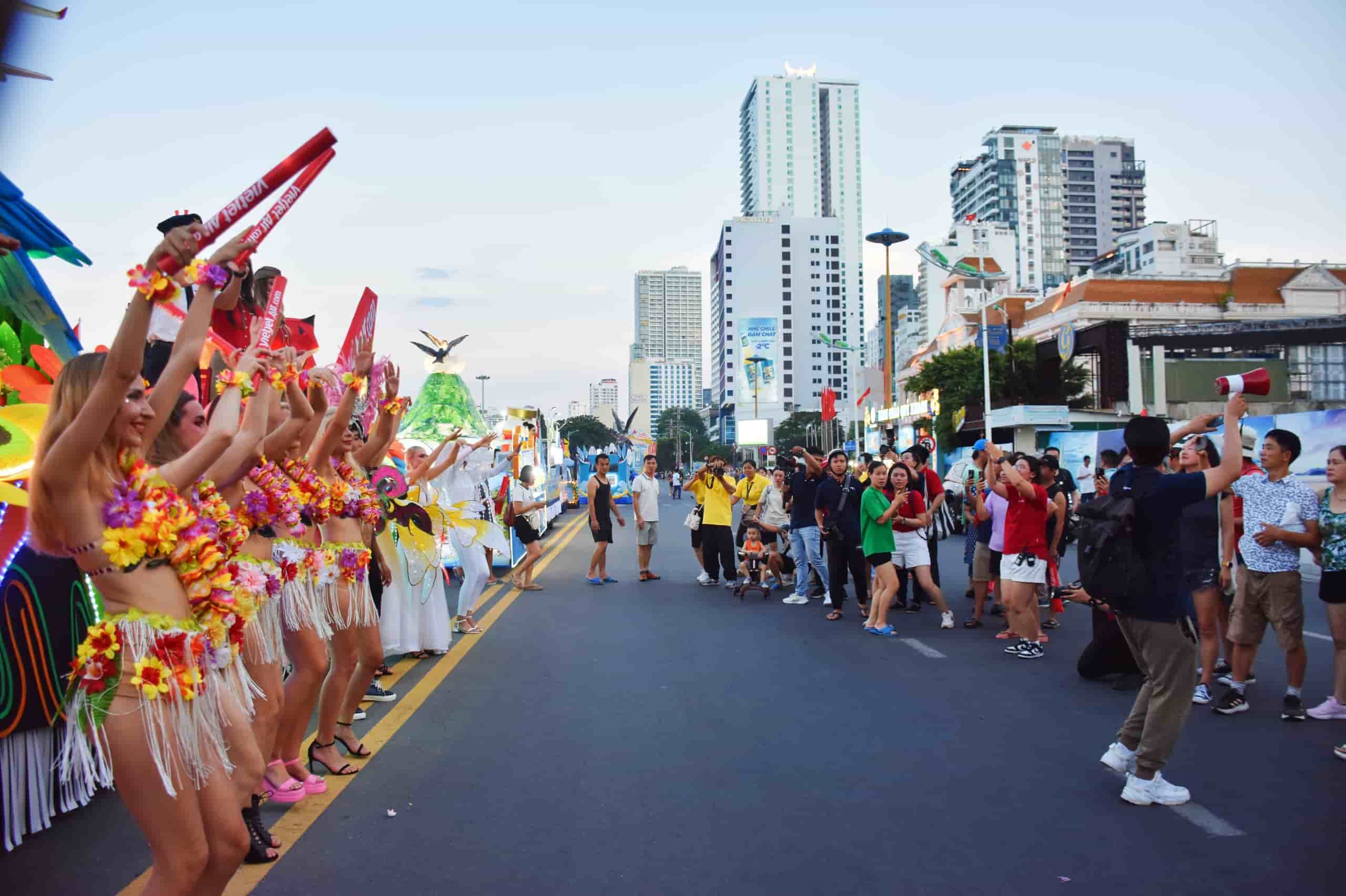 Khoanh khac dep tai le hoi “Vinh ngoc Nha Trang bung sang” truoc day. Anh: Huu Long