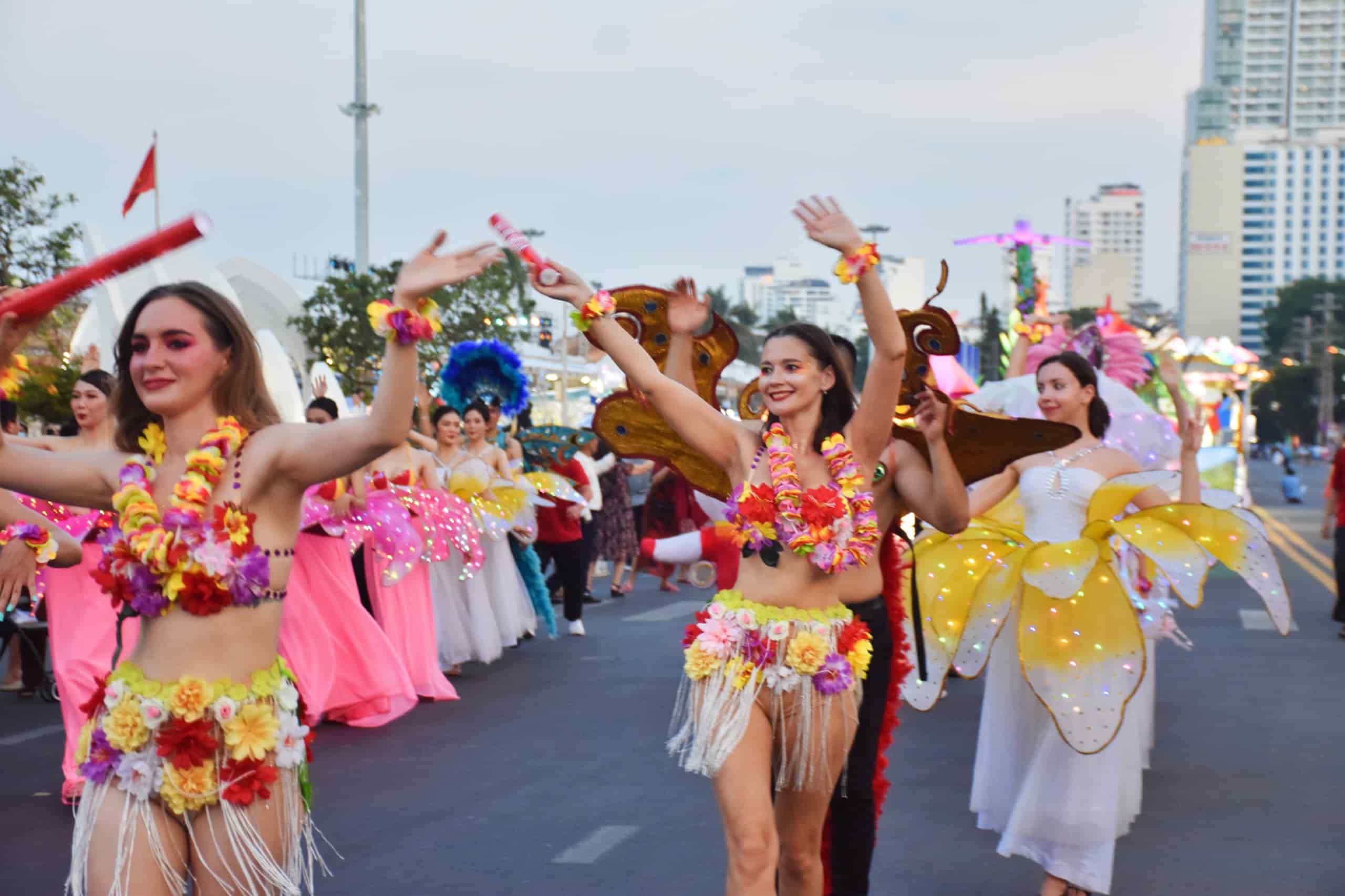 Fotos del desfile de carnaval en la promocion del turismo de Khanh Hoa. Foto: Huu Long