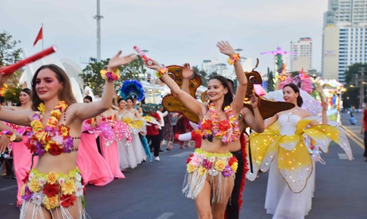 Hình ảnh diễu hành Carnival ánh sáng quảng bá du lịch Khánh Hòa. Ảnh: Hữu Long