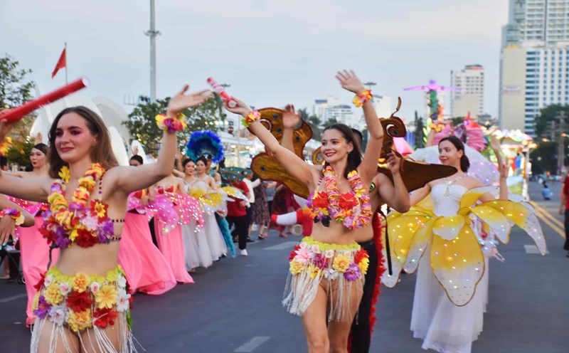 Image of the light carnival parade to promote Khanh Hoa tourism. Photo: Huu Long