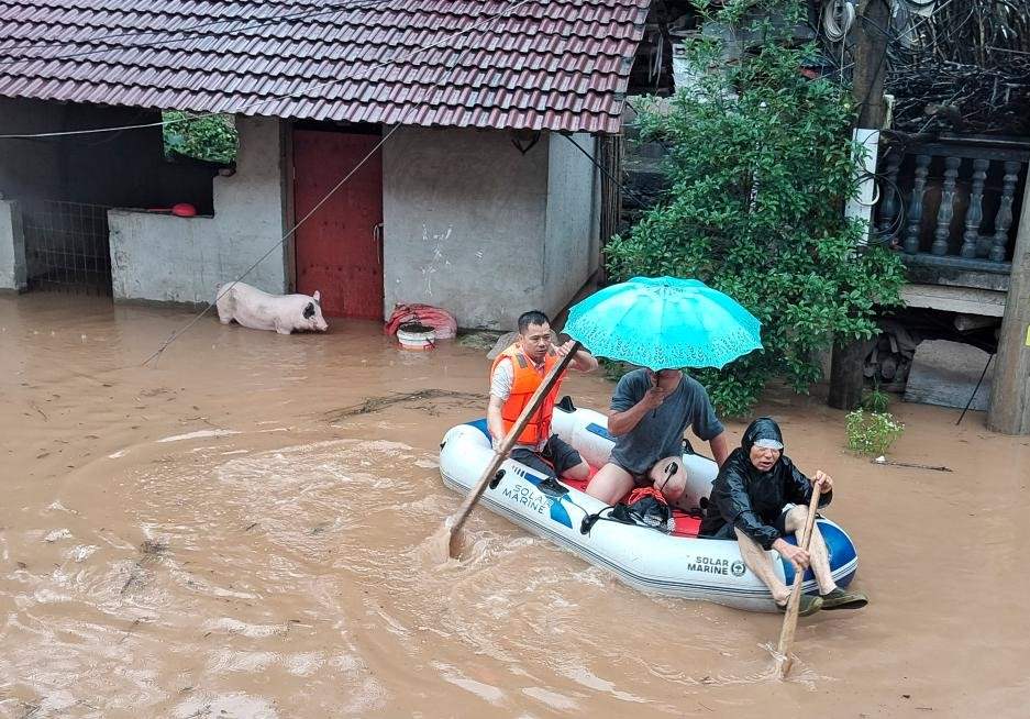 Heavy rain is forecast to fall on southern China. In the photo is the evacuation due to heavy rain in Lang, Hunan, China on May 22. Photo: Xinhua