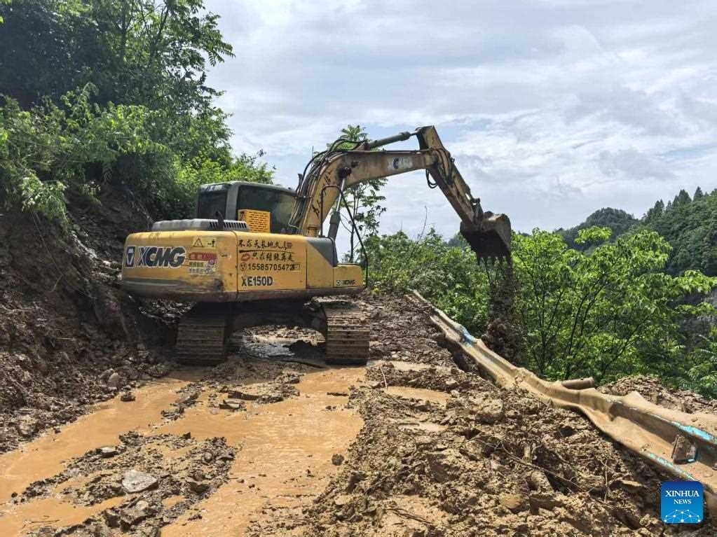 May xuc don duong sau sat lo dat tai thon Thanh Duong, huyen Dai Phuong, tinh Quy Chau, Trung Quoc, ngay 22.5.2025. Anh: Xinhua