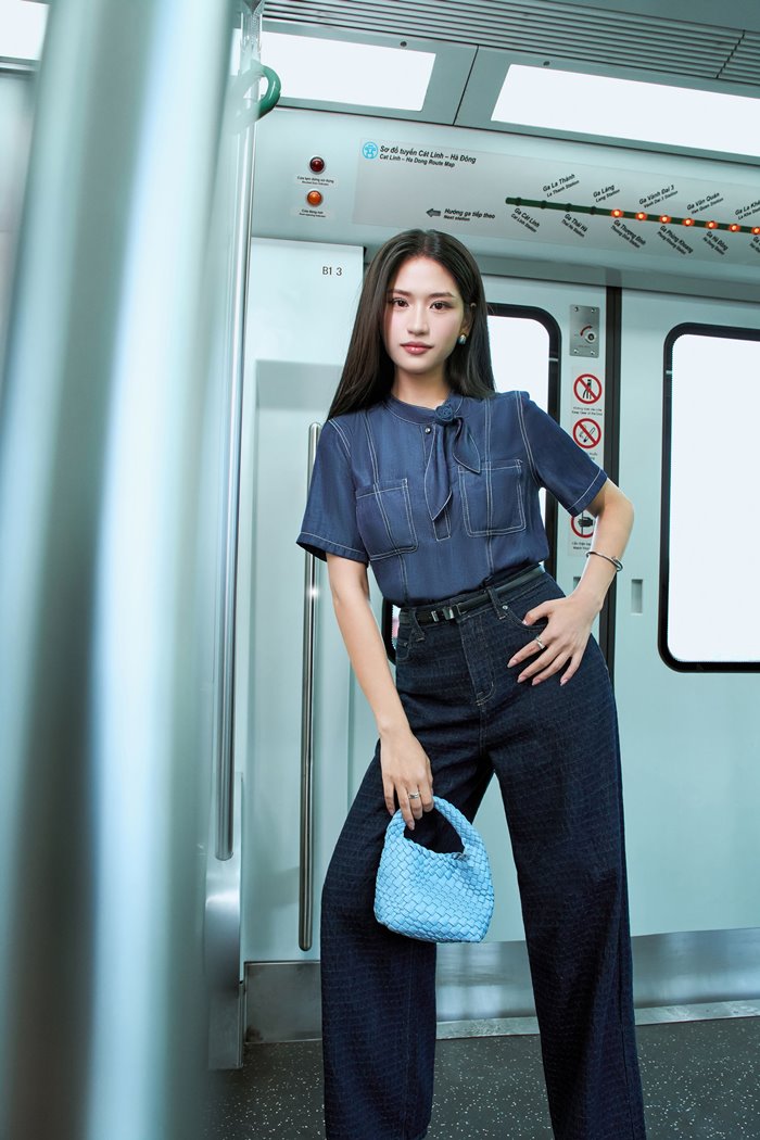 Chiec ao dang suong bo gau tinh te vua kheo leo ton dang, vua de dang bat cap voi quan denim dong bo, tao nen mot tong the hai hoa, phong khoang. Day la lua chon ly tuong cho phai nu luon chu dong “chuyen dong” theo cach cua rieng minh. Anh: IVY