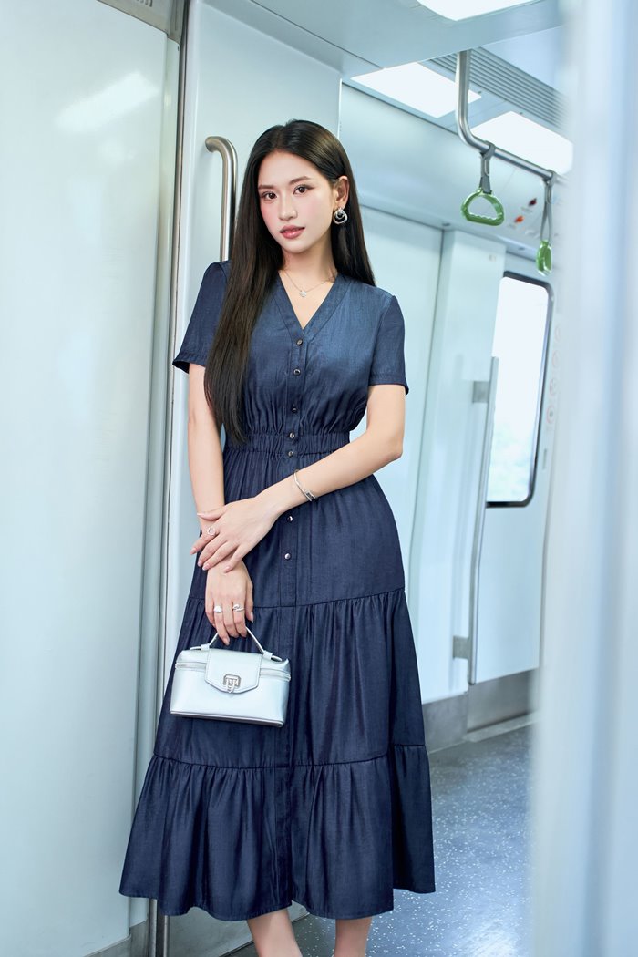 Chat lieu denim mem mai giup vay giu form tot nhung van dam bao su thoai mai cho nguoi mac. Anh: IVY