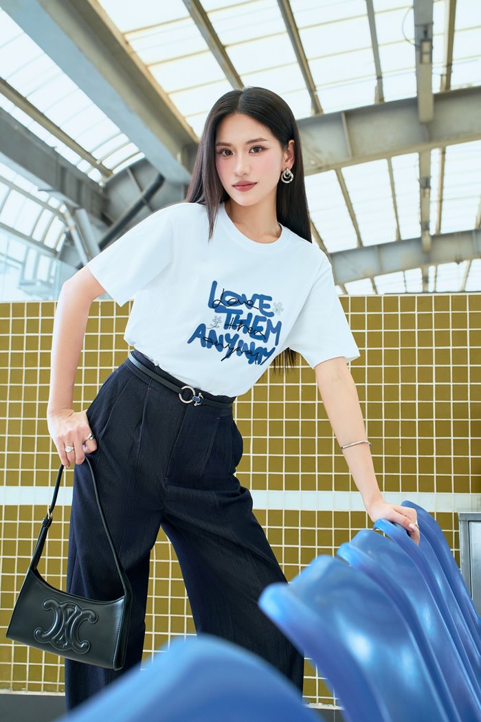 Trong khi do, combo ao phong trang va quan denim ong suong lai tao nen diem nhan noi bat, phu hop cho ca nhung buoi lam viec lan hoat dong ngoai gio. Anh: IVY