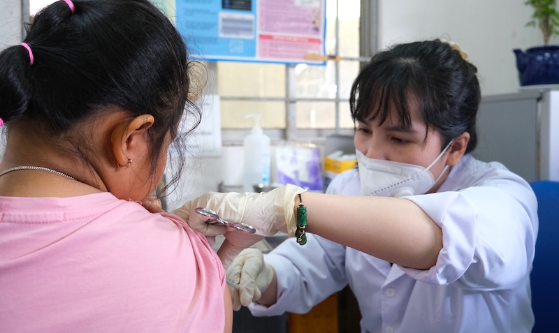 Tiem vaccine phong soi cho tre tai Tram y te phuong Thuong Thanh, quan Cai Rang, TP Can Tho vao ngay 3.4. Anh: Phong Linh.