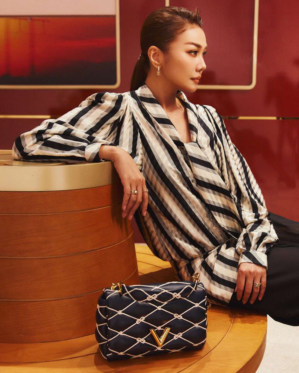 Dong thoi, Thanh Hang cung vua chinh thuc duoc cong bo la host va giam khao cua Vietnam’s Next Top Model 2025 - chuong trinh truyen hinh thuc te dinh dam danh dau su tro lai sau thoi gian vang bong.