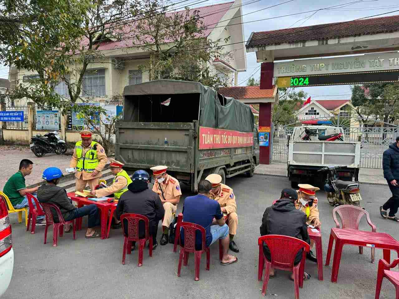 Lực lượng CSGT xử phạt các trường hợp vi phạm luật giao thông, kết hợp tuyên truyền phổ biến pháp luật cho bà con. Ảnh: Bảo Trung