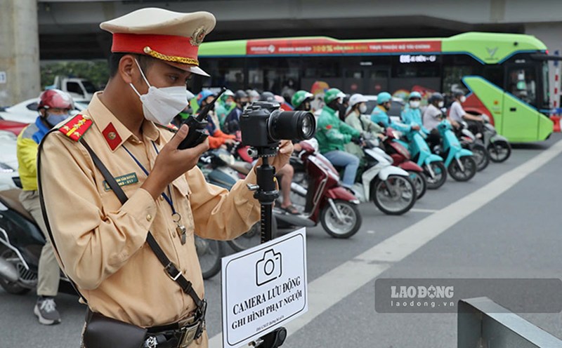Officers and soldiers used professional equipment to record violations. After detecting the violation, the working group will stop the vehicle for handling.