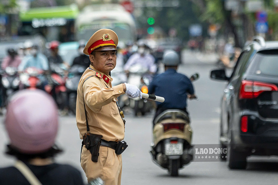 Nham tiep tuc thuc hien nghiem Luat Trat tu, an toan giao thong duong bo va Nghi dinh 168, thiet lap ky cuong trong chap hanh phap luat giao thong, ben canh cong tac phan luong, dieu tiet, CSGT Ha Noi bat dau trien khai ke hoach tang cuong xu ly vi pham bang thiet bi ky thuat nghiep vu.